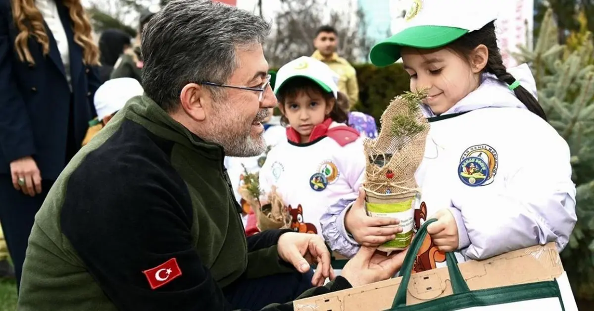 Tarım Bakanı Yumaklı çocuklarla fidan dikti