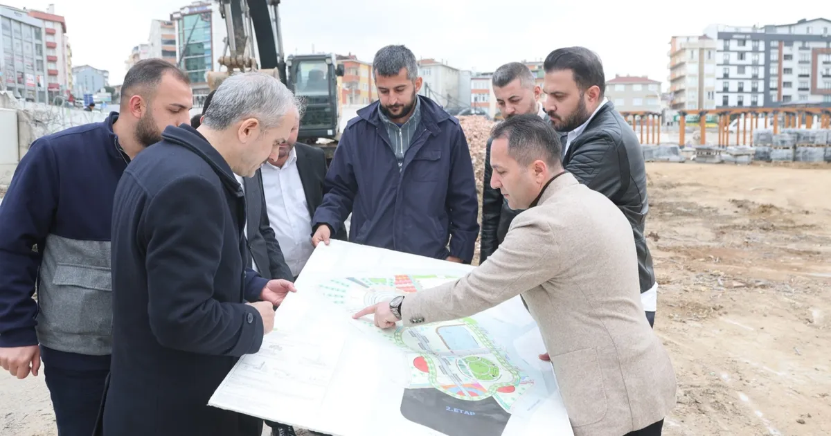 Çayırova'da Başkan Çiftçi, kent meydanındaki çalışmaları inceledi