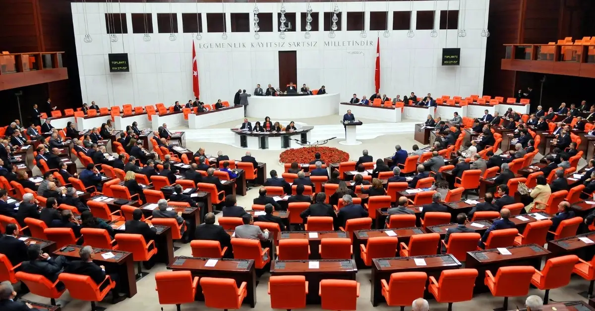 Doğum izni 24 haftaya çıkıyor: Sosyal medyaya yaş sınırı geliyor