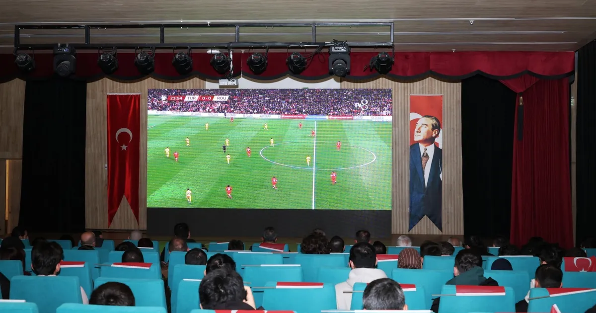 Bursa Osmangazi’de dev ekranda milli coşku