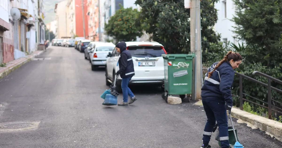İzmir Karabağlar ‘da temizlik çalışmaları tüm mahallelere yayılıyor