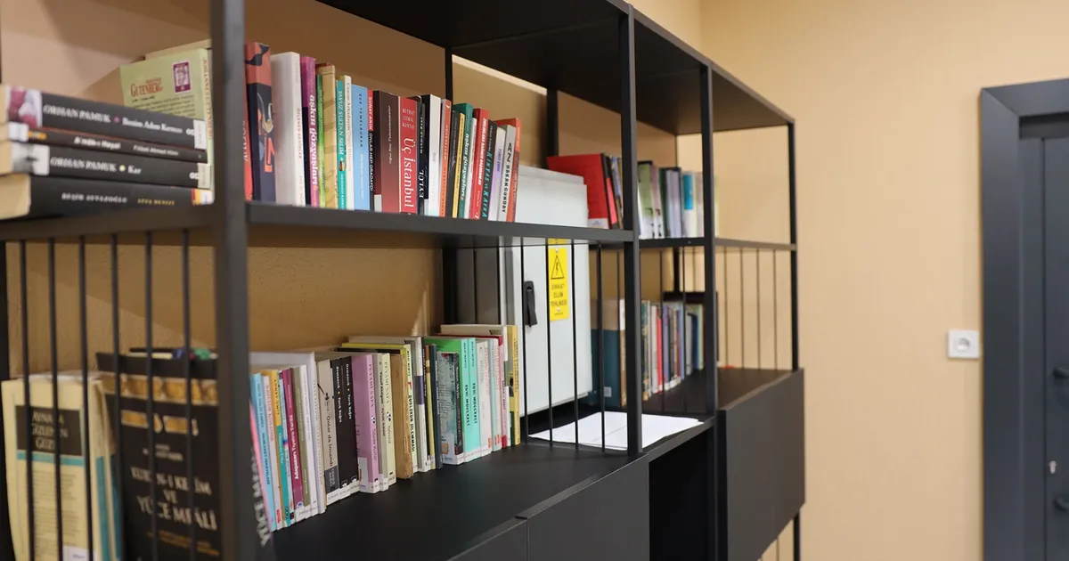 Sakarya’da öğrenciler çamaşırları yıkanırken kitap okuyor