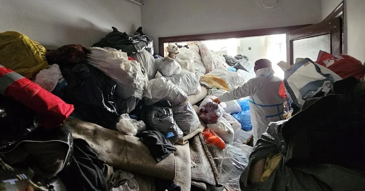 Bursa'da bir evden 4 kamyon dolusu çöp çıkarıldı