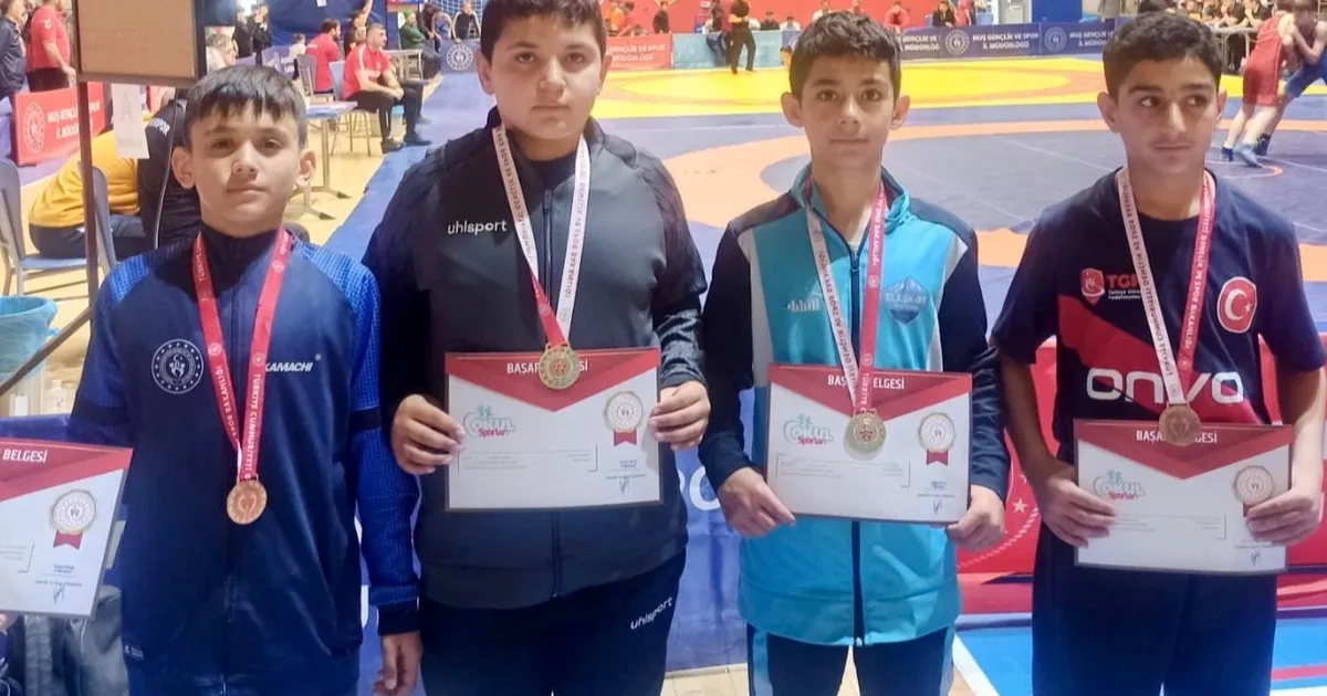 Ağrılı genç güreşçiler Muş’ta zirve yaptı