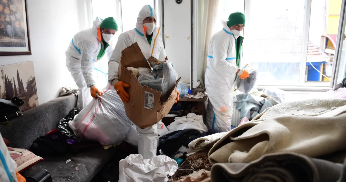 Bursa Osmangazi'den Kayıhan'daki çöp eve müdahale