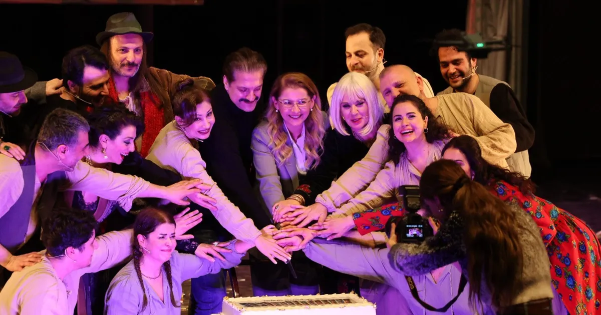 İstanbul Bakırköy'de sahne çiçek bahçesine dönüştü