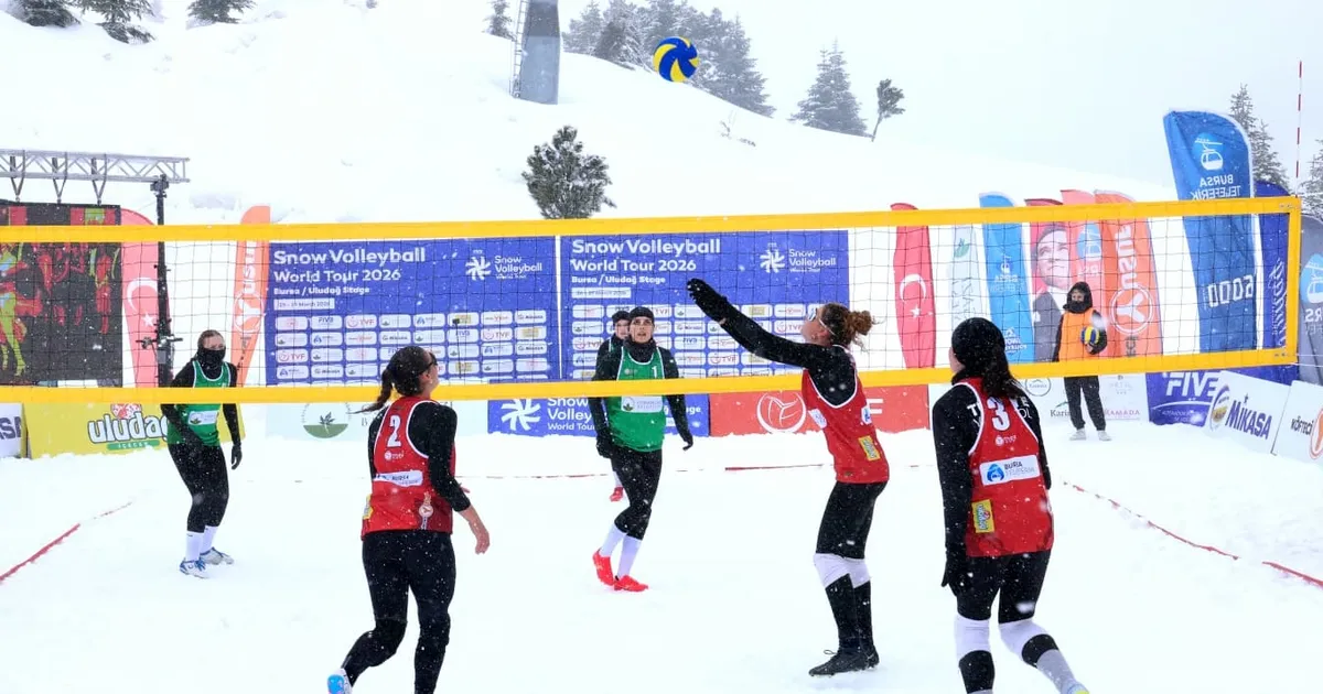Bursa Osmangazi’den Uludağ’da nefes kesen kar voleybolu şöleni - Gündem Haberleri