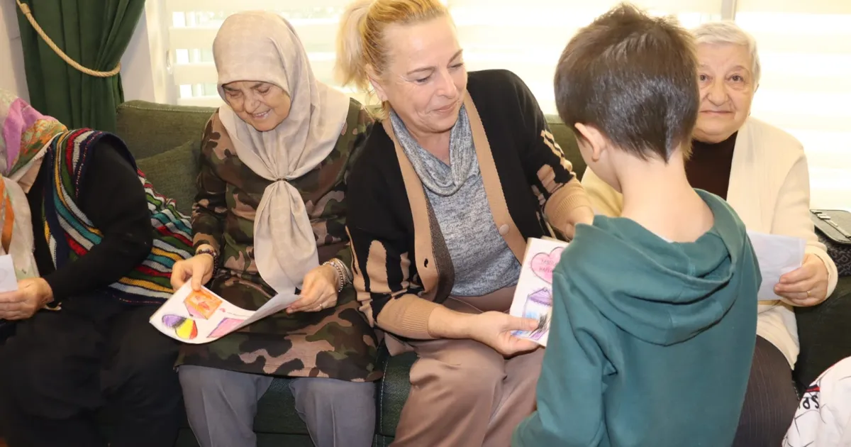 Kocaeli'de İzmitli miniklerden yaşlılar haftasında anlamlı ziyaret