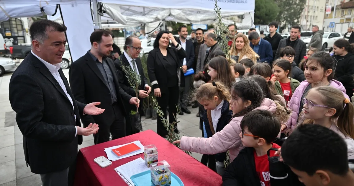 Manisa'da atık piller toplanıyor, fidanlar toprakla buluşuyor