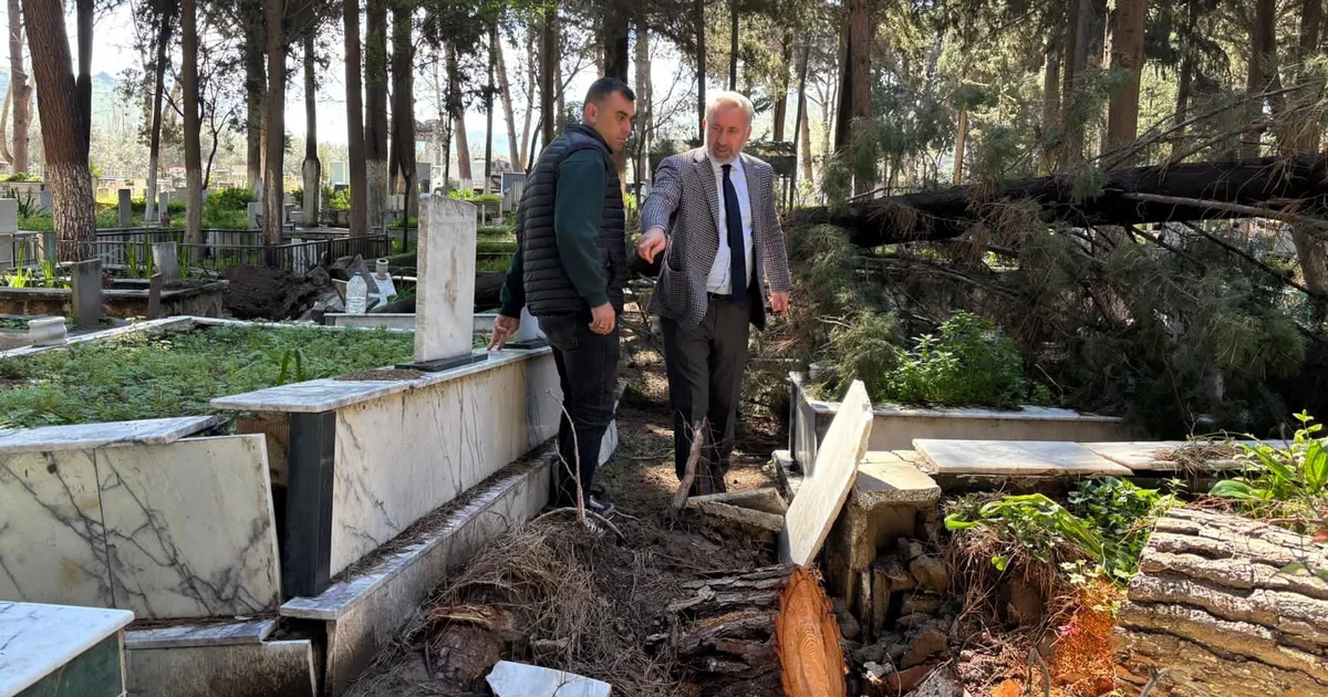 İzmir'de fırtınadan etkilenen mezarlıklara hızlı müdahale
