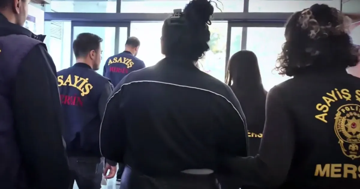 Mersin’de hırsızlık şüphelileri minibüste yakalandı: 3 tutuklama