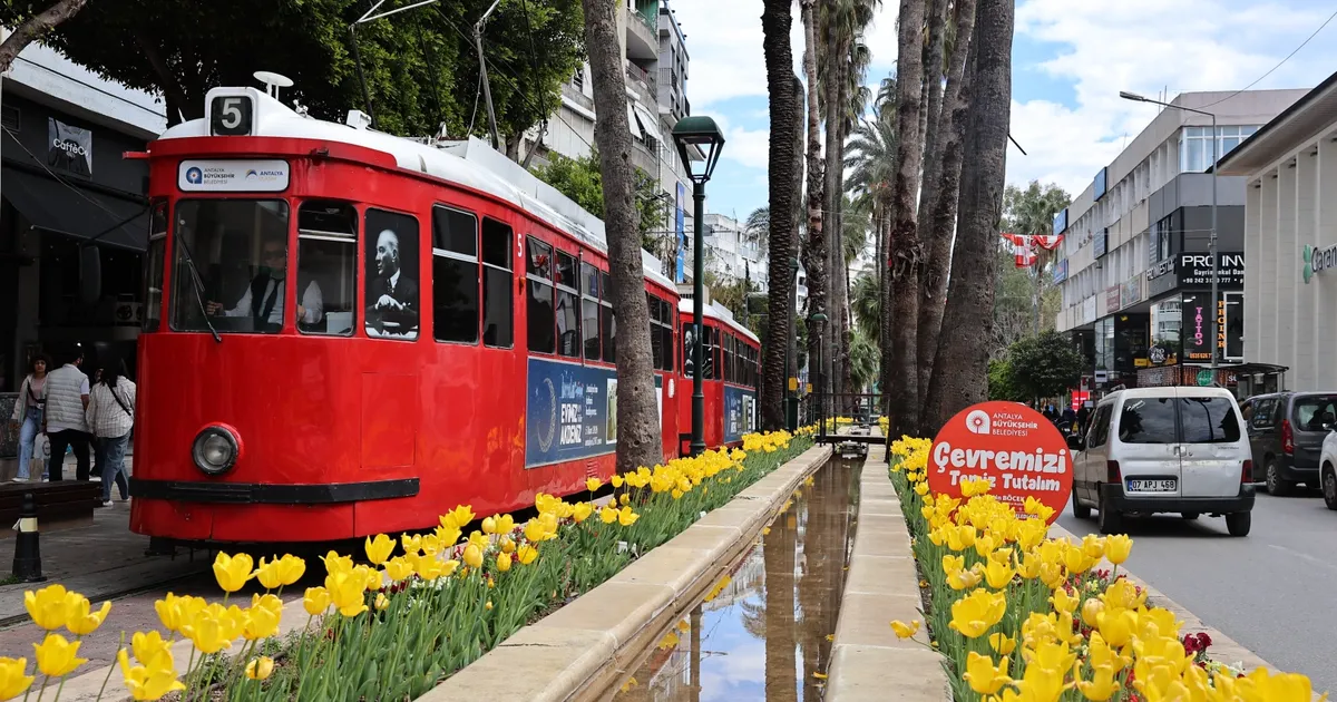 Antalya lalelerle görsel şölene dönüştü