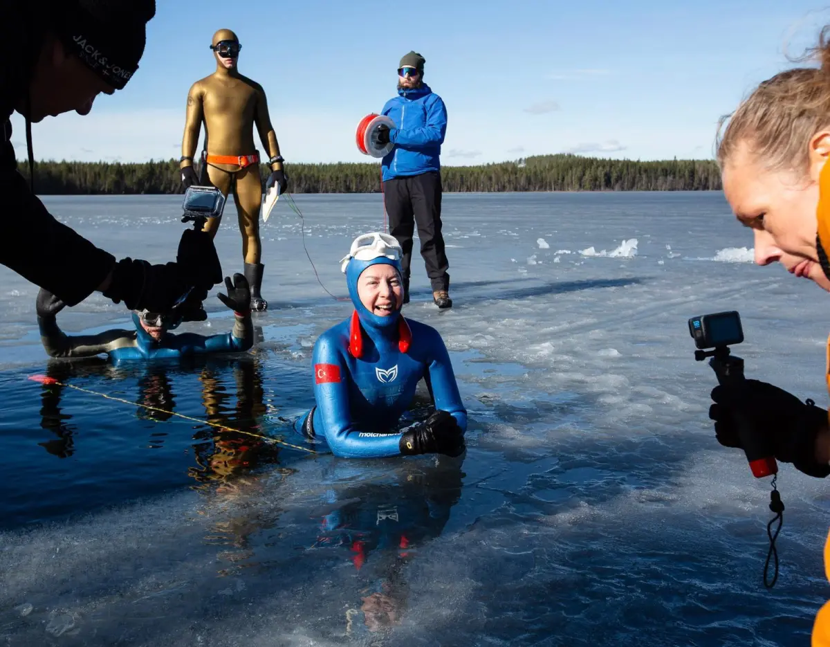 Birgül Erken dünya rekoru kırdı: Buzun altında tek nefesle 141 metre yüzdü