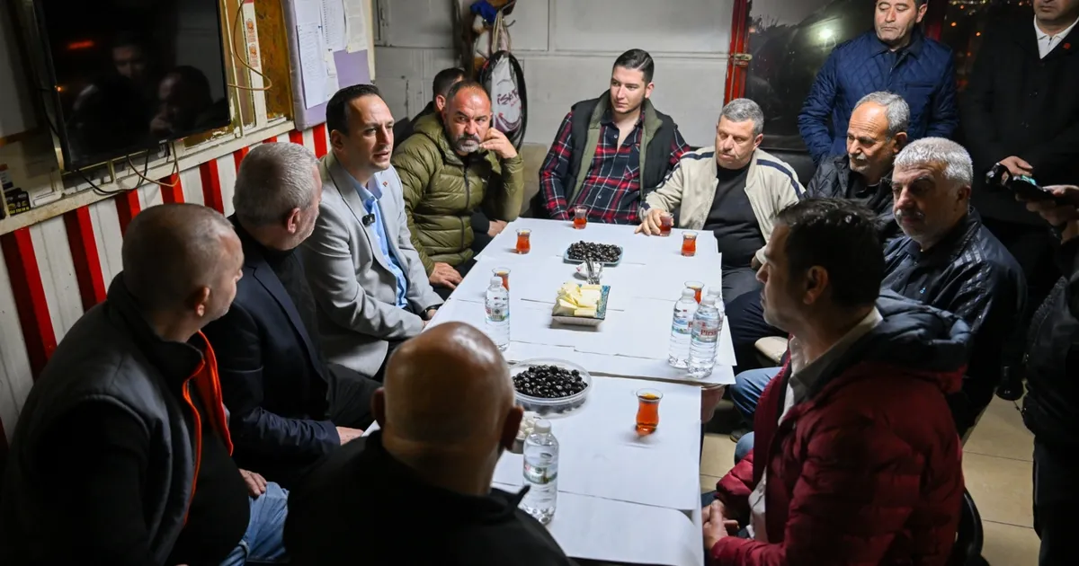 İzmir'de Başkan Eşki minibüsçülerle kahvaltıda buluştu