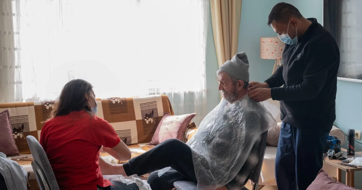 Milas Belediyesi evde berber ve kuaförlük hizmetini sürdürüyor