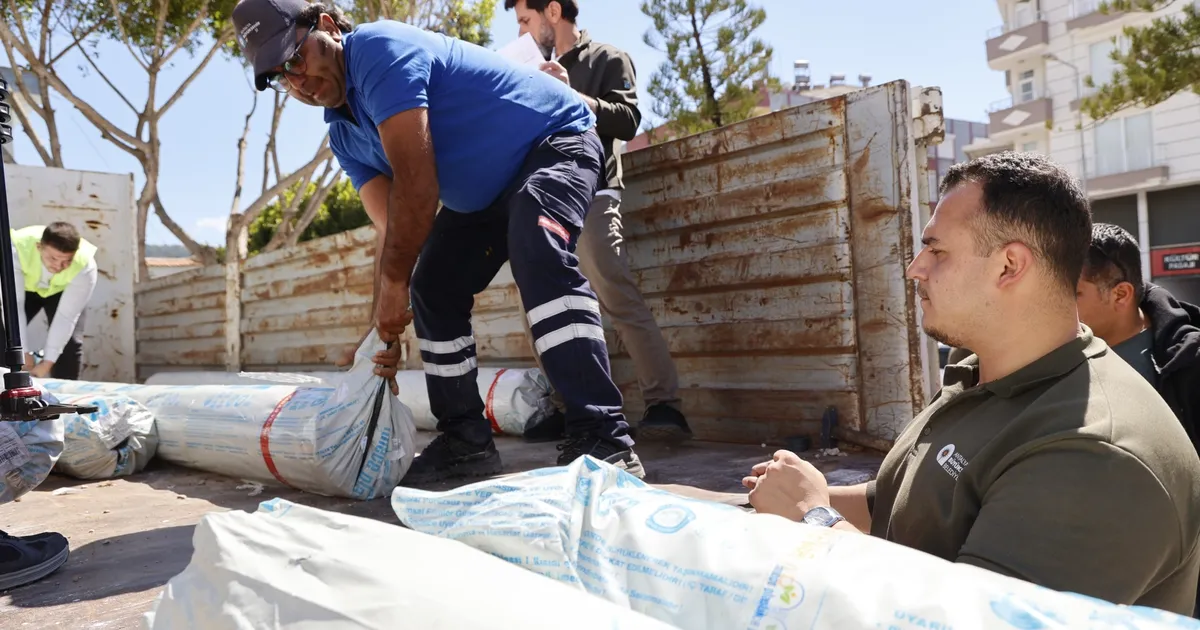 Antalya'da Kumlucalı çiftçilere hortum sonrası destek