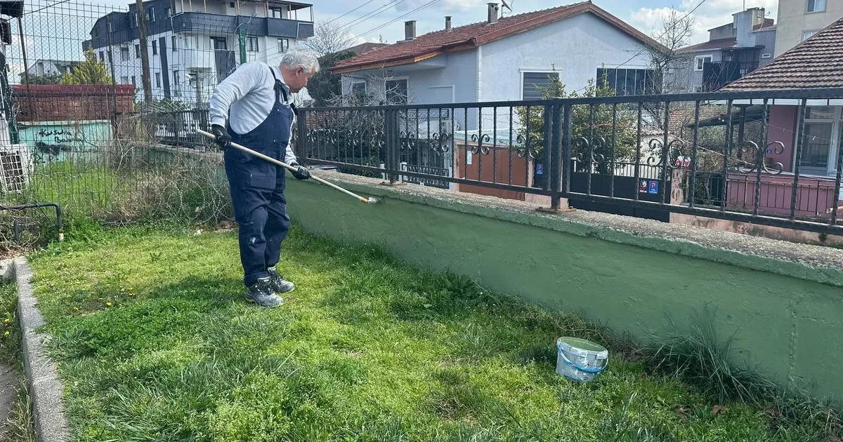 Kocaeli Çayırova’daki parkların duvarlarında bakım çalışması