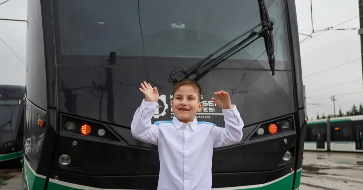 Hayal etti, 6 yaşında vatman oldu!