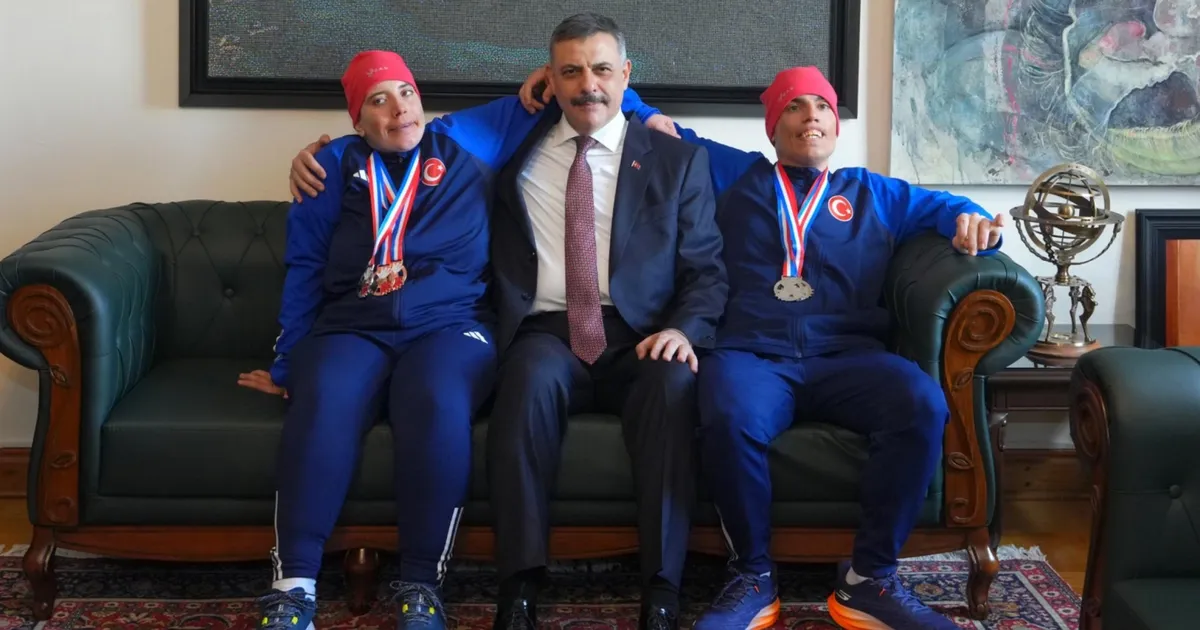 Bakan Çiftçi otizmli sporcuların dünya başarısını kutladı