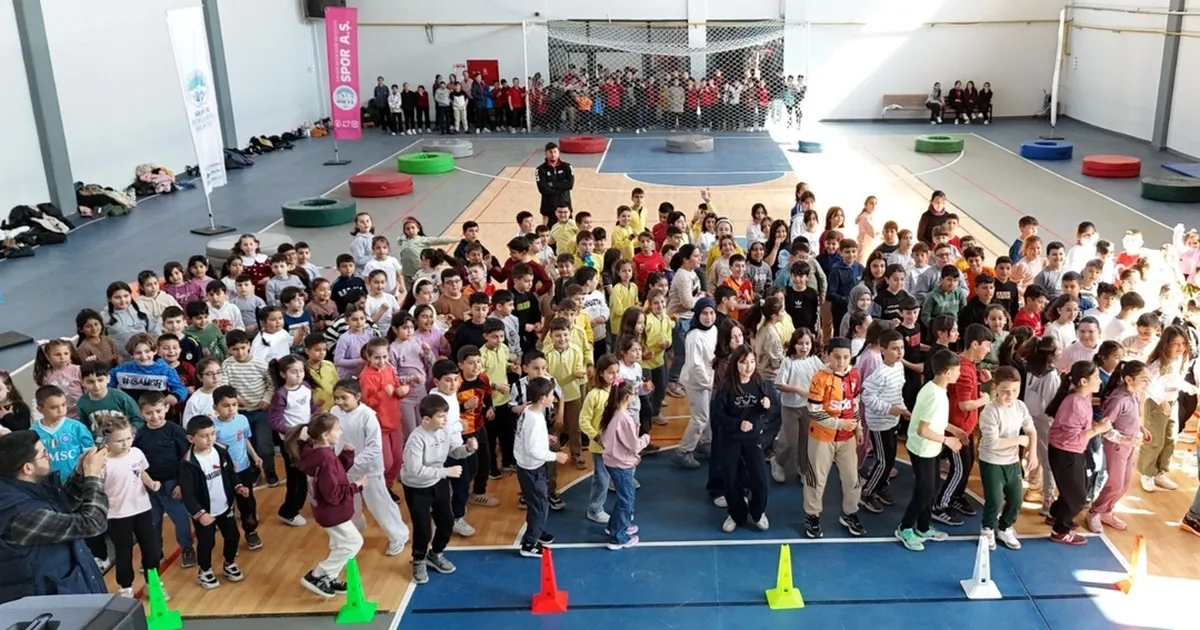 Kayseri Büyükşehir Develili öğrencileri sporla buluşturdu