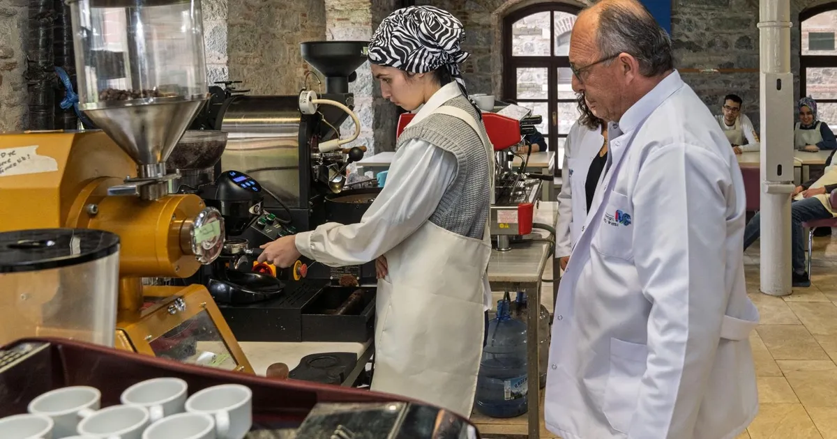 İzmir'de otizmli gençlere barista eğitimi desteği