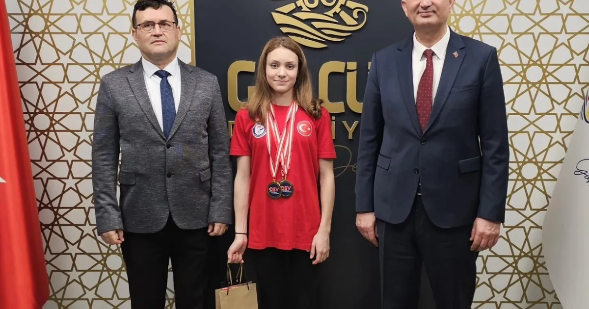 Gölcüklü şampiyon milli yüzücüden Başkan Sezer'e ziyaret - Spor Haberleri