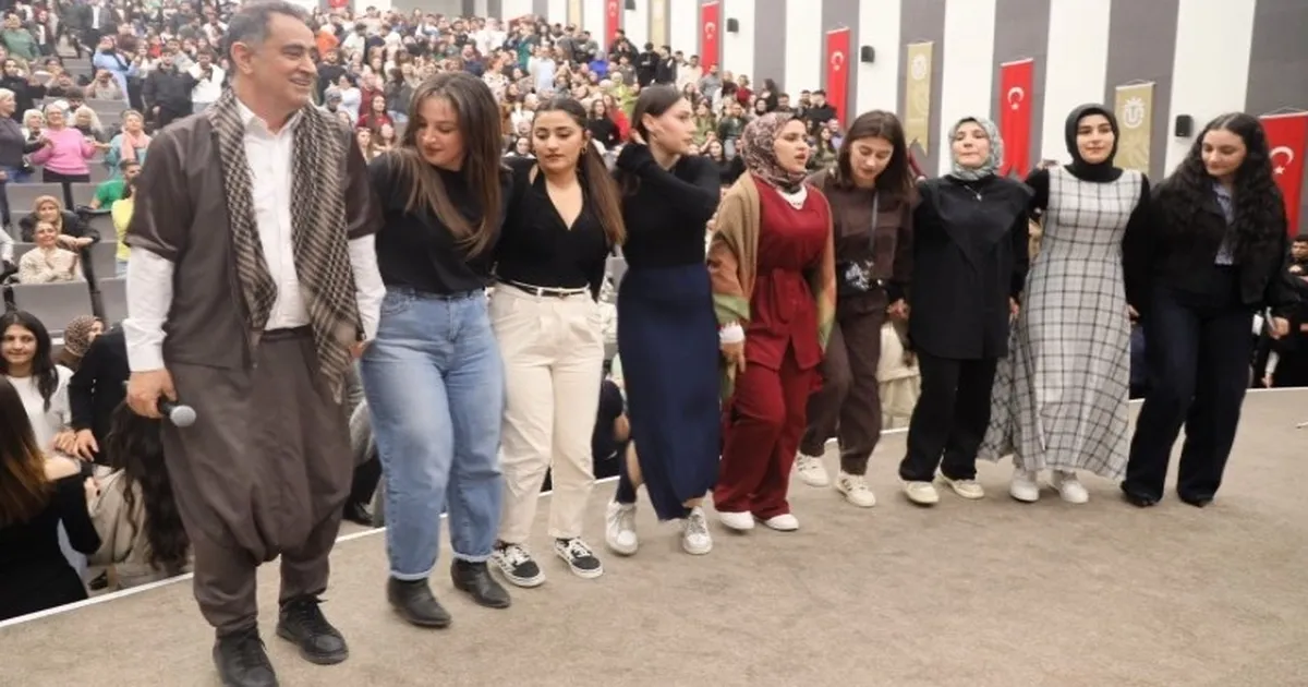 Üniversitede sıra gecesi coşkusu