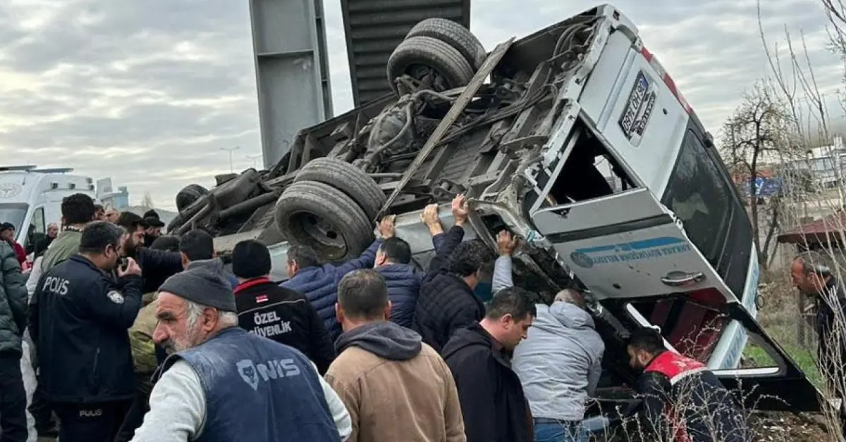 Ankara'da kaza: Minibüs üst geçide çarptı; 5 ölü, 14 yaralı