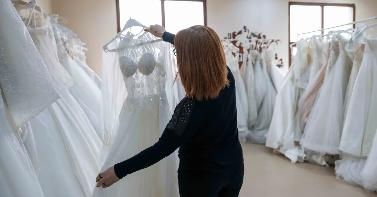 Gelinlikler hayalleri İzmir Bornova'da gerçeğe dönüşüyor