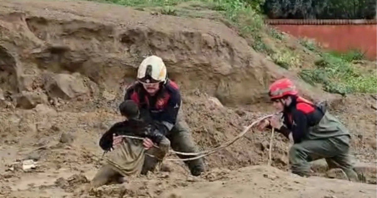 İzmir Torbalı'da çamura saplanan iki çocuğu itfaiye kurtardı