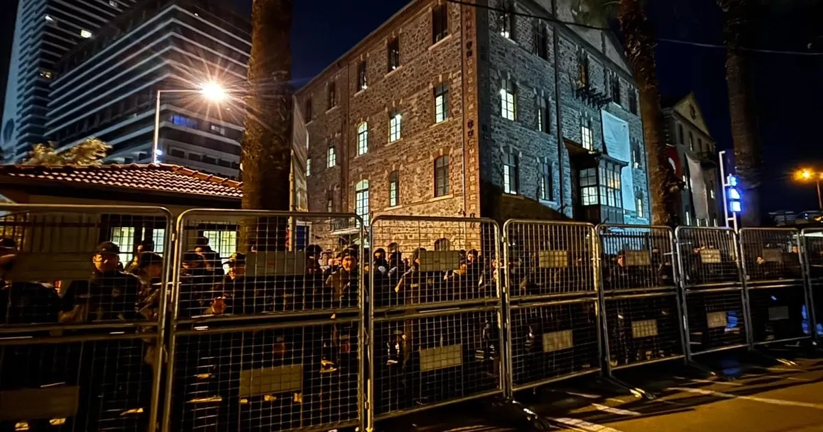 İzmir Meslek Fabrikası'na polis kuşatmasında tahliye girişimi! Başkan Tugay: Bu mülk İzmir halkınındır