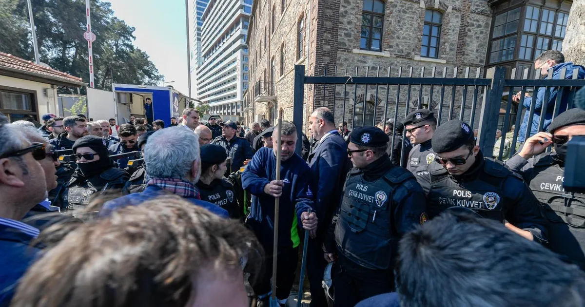 İzmir Meslek Fabrikası’nda gerginlik sürüyor! Vakıflar'ın işlemi tepki topladı