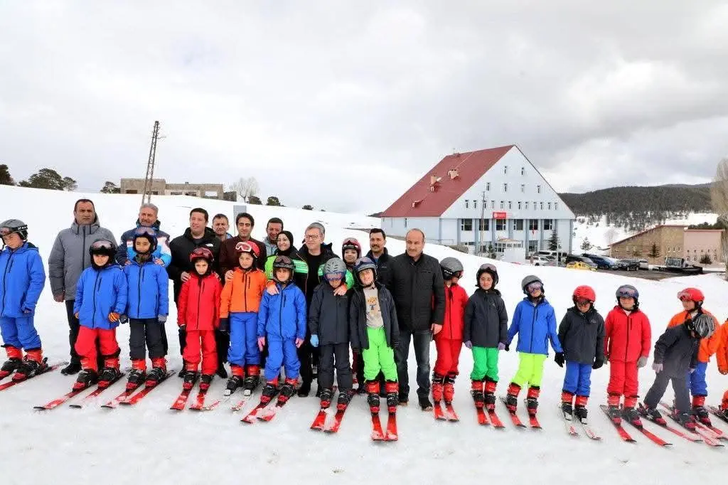 Vali Ziya Polat, "Karın yıldızları Sarıkamış'ta" projesi kapsamında öğrencilerle buluştu