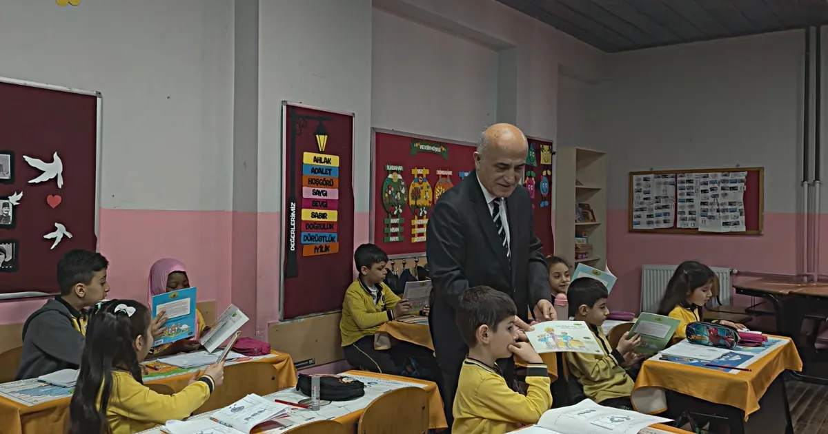 Bursa Gemlik'te Kaymakam Canbaba öğrencilerle buluştu