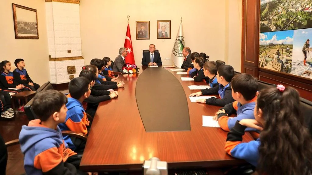 Minik öğrencilerden Vali Polat'a ziyaret
