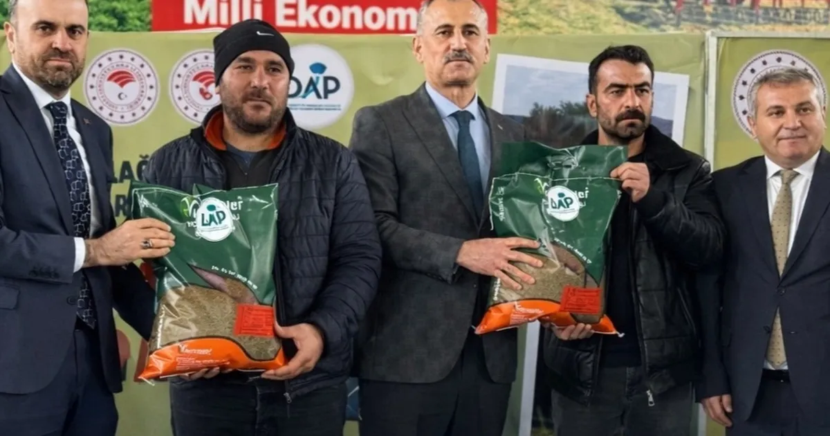 Ağrı’da 440 çiftçiye 44 ton yonca tohumu katkısı