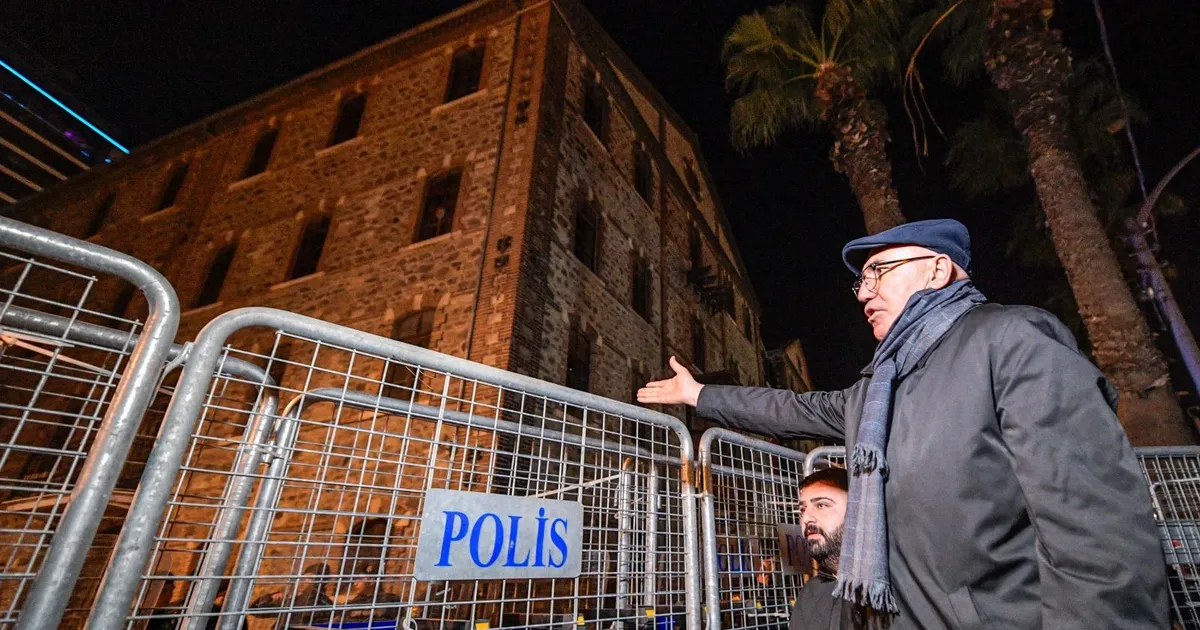 İzmir'de gece nöbetine devam... CHP'li Tanal pense ile plastik kelepçeleri kesti!