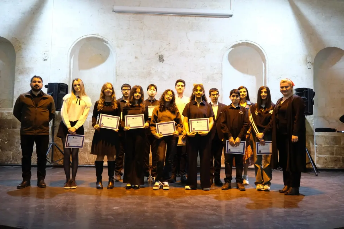 Minik ve genç piyanistler sahnede göz doldurdu