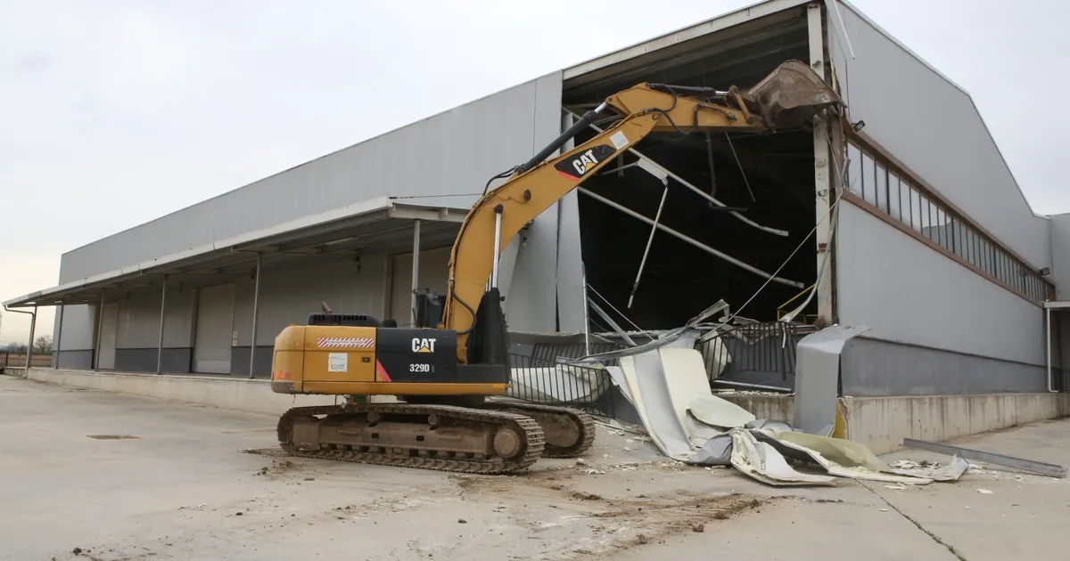 Bursa Nilüfer’de 4 bin metrekarelik kaçak depo yıkıldı