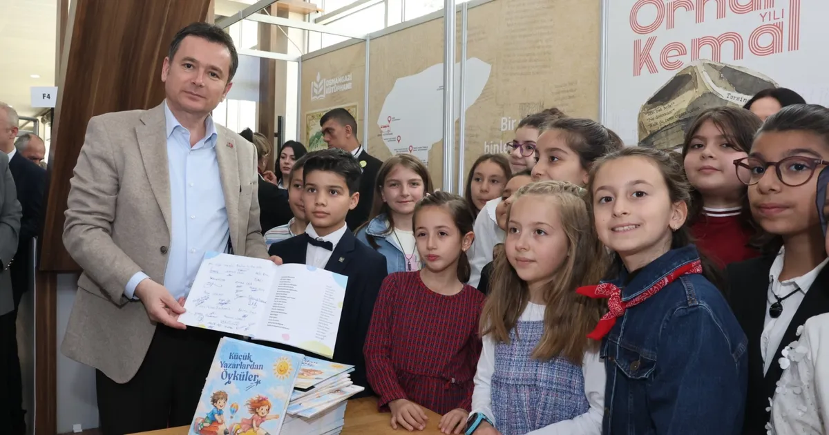 Başkan Erkan Aydın Kitap Fuarı’nda çocuk yazarlarla buluştu