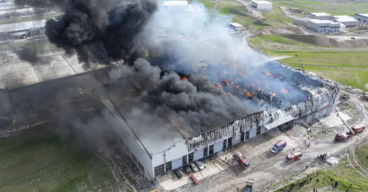 Ankara'da mobilya deposunda yangın: Ekipler seferber oldu