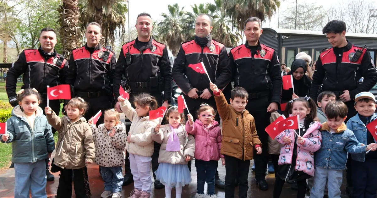 Kocaeli'de minikler polis amcalarını ağırladı