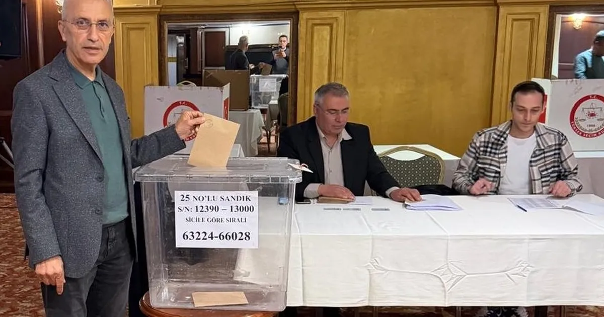 Ömer Çeker'den emek mücadelesine Hürriyetçi Sağlık Sen'le devam