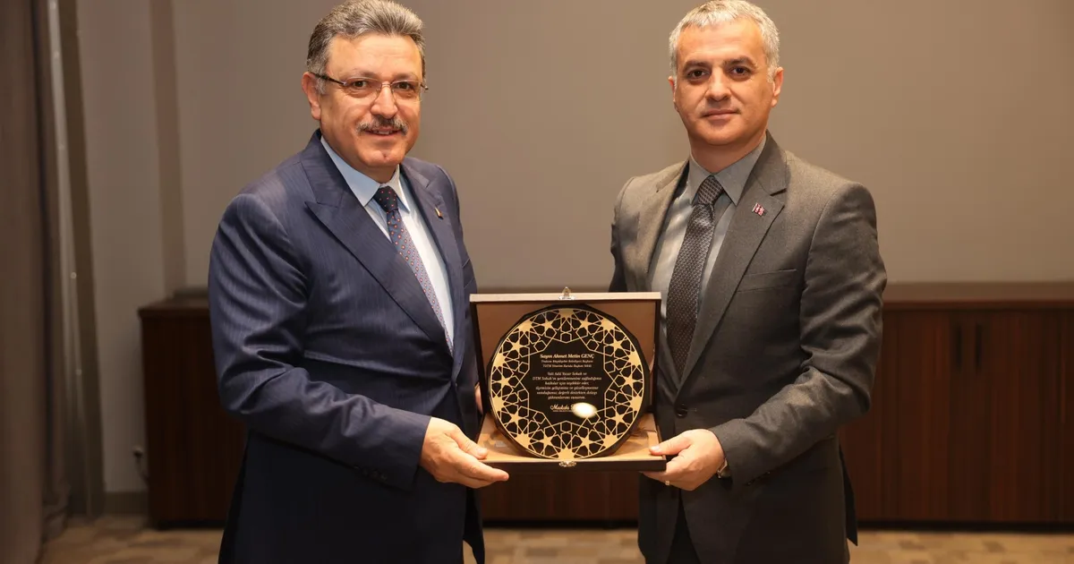 Trabzon'da Başkan Genç’e Yomra’dan teşekkür plaketi
