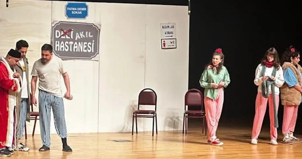 “Keçileri Kaçırıyorum” oyunu Kütahya’da sahnelendi