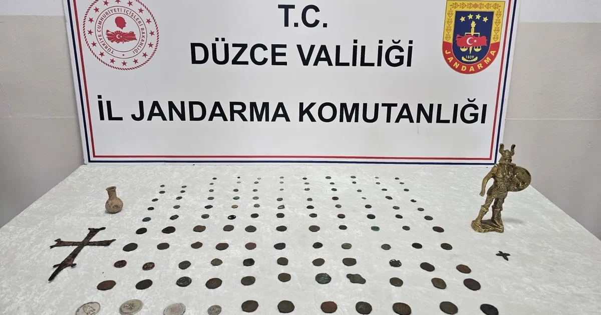 Düzce'de tarihi eser kaçakçılığına 2 gözaltı... 136 parça eser ele geçirildi