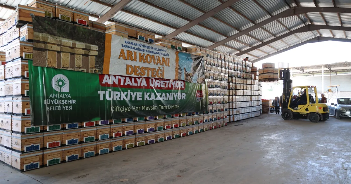 Antalya Büyükşehir’den arıcılara kovan desteği