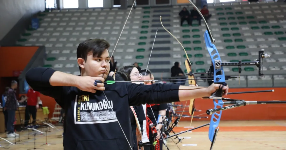 Bursa İnegöl'de öğrenciler okçuluk maharetlerini yarıştırdı