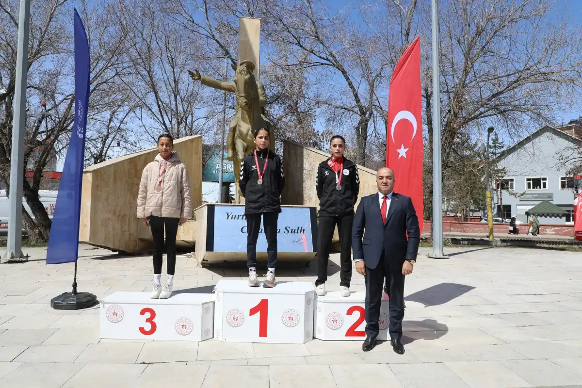 Ağrı’da 15 Nisan Kurtuluş Koşusu yarışmaları yapıldı - Spor Haberleri