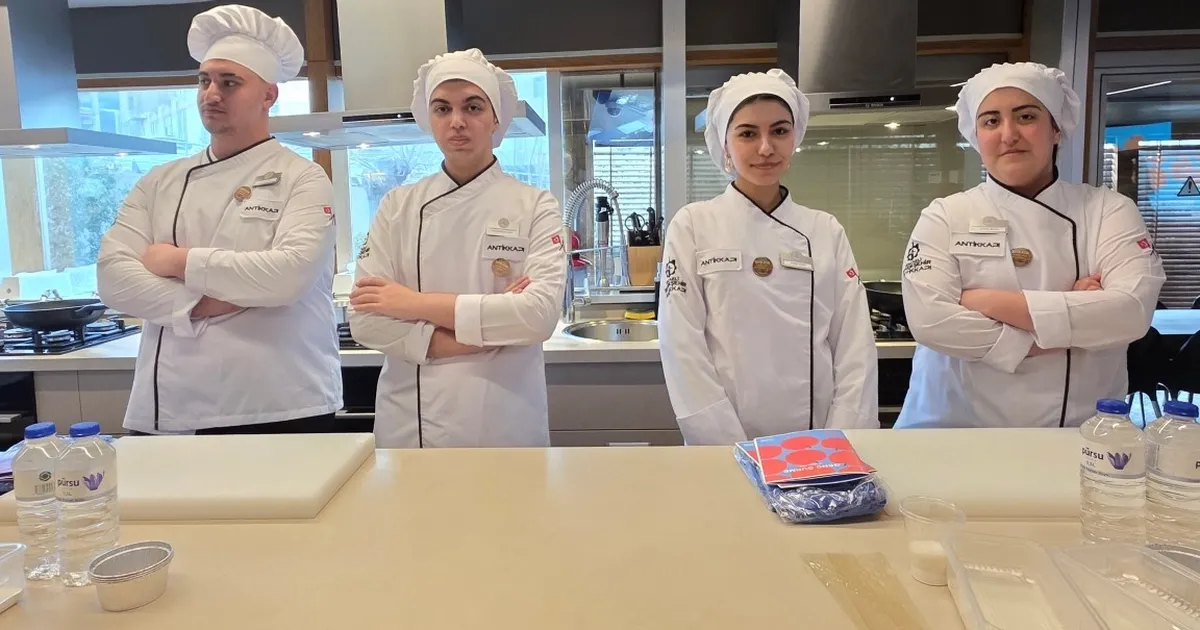Kocaeli'de genç şef adayları, işi ustasından öğrendi